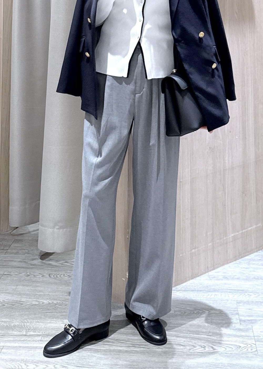 グレー系のその他パンツ、ブルー系のテーラードジャケット、ブラック系のハンドバッグを着用したレディースの冬コーディネートの7枚目の写真