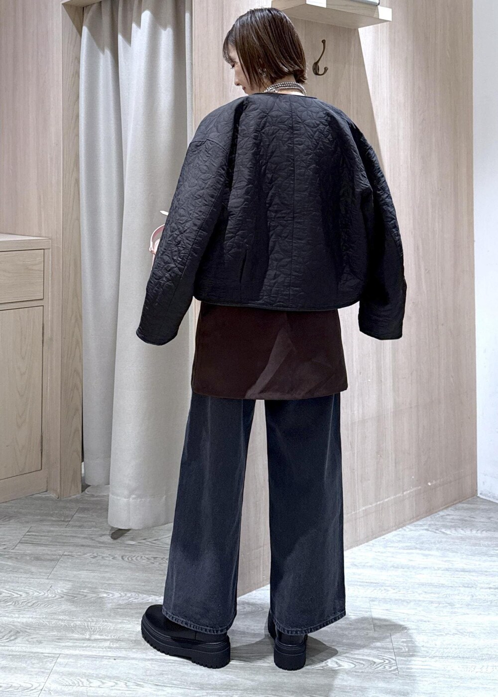 ピンク系のボストンバッグ、ブラック系のブーツ、ブラック系のブルゾンを着用したレディースの秋コーディネートの4枚目の写真