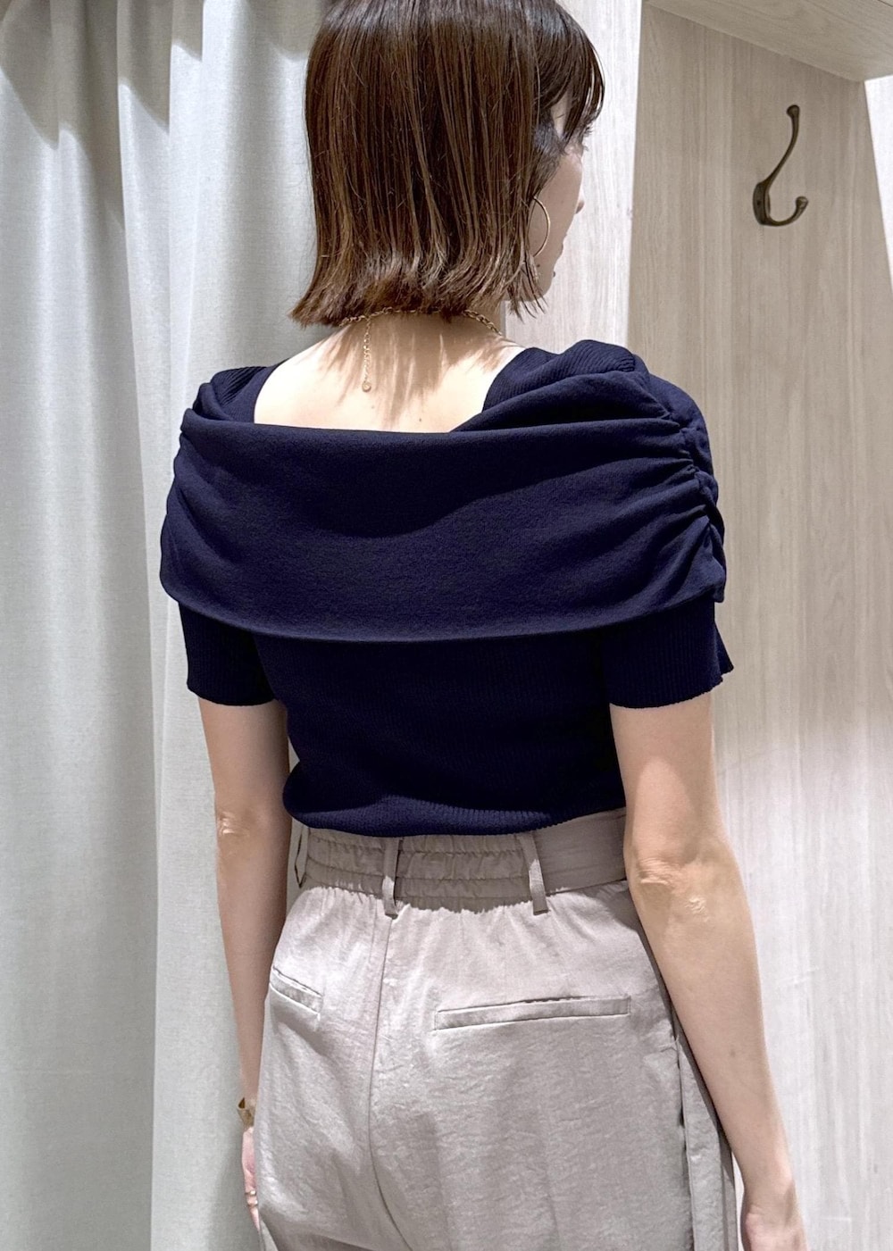 ブラック系のショルダーバッグ、ブルー系のニット/セーター、ブラック系のパンプスを着用したレディースの夏コーディネートの10枚目の写真