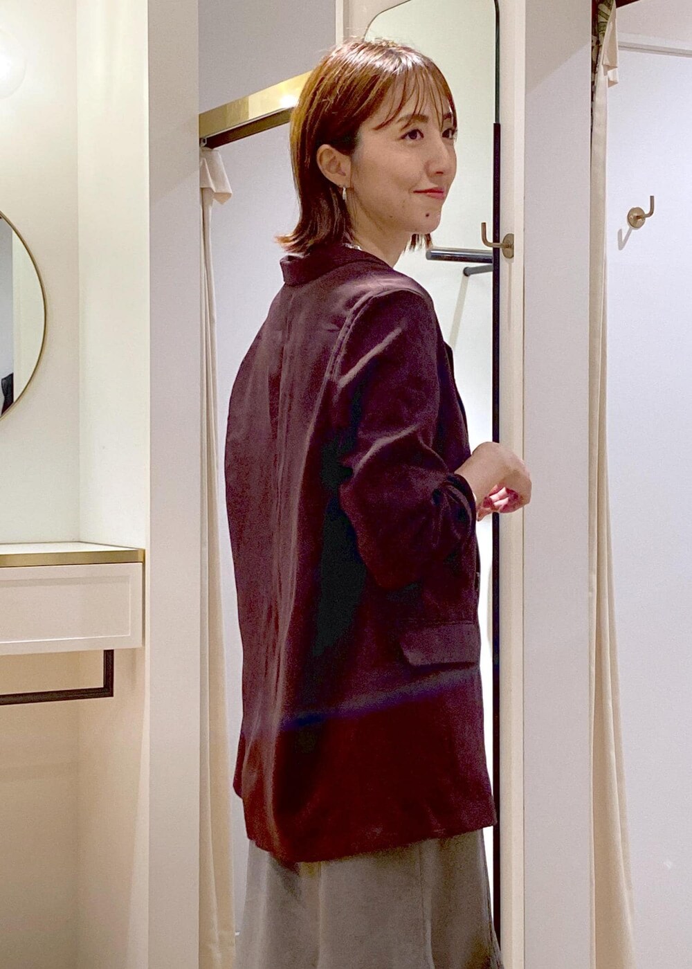 ブラック系のキャミソール、その他のショルダーバッグ、ブラック系のブーツを着用したレディースの秋コーディネートの5枚目の写真