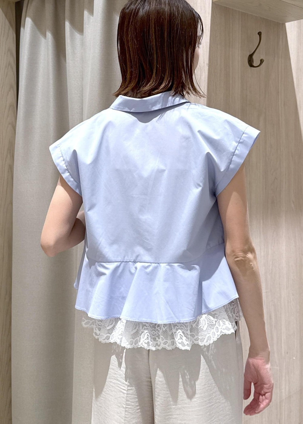 ホワイト系のその他パンツ、ブラック系のショルダーバッグ、ブラック系のキャミソールを着用したレディースの春コーディネートの9枚目の写真