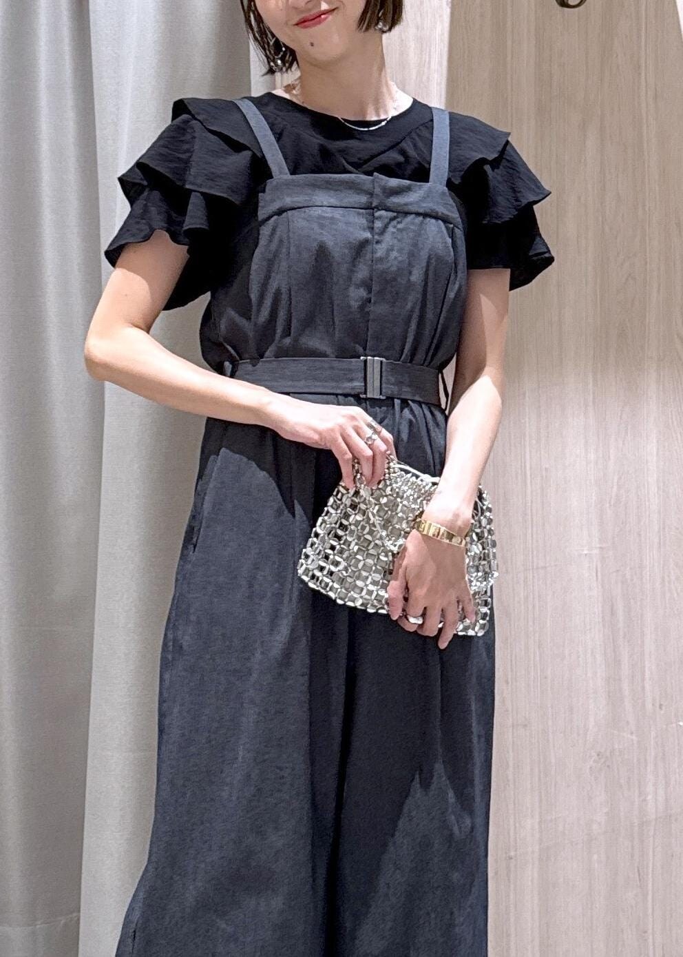 ホワイト系のサンダル、ブラック系のシャツ/ブラウス、シルバー系のハンドバッグを着用したレディースの夏コーディネートの6枚目の写真