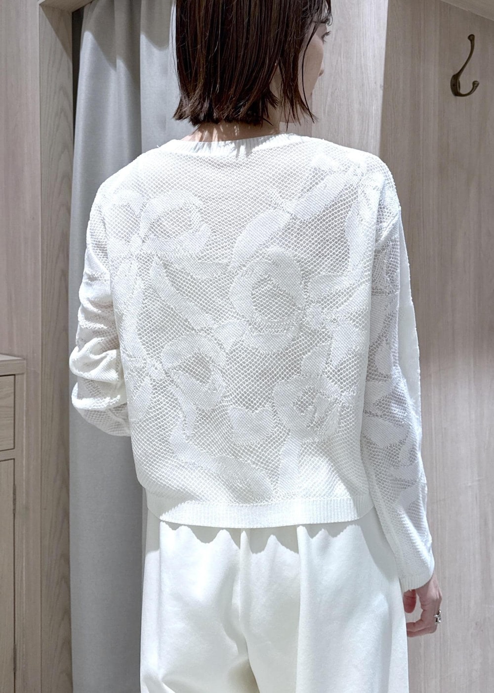 ブラック系のパンプス、ブラック系のトートバッグ、ブラック系のブルゾンを着用したレディースの春コーディネートの8枚目の写真