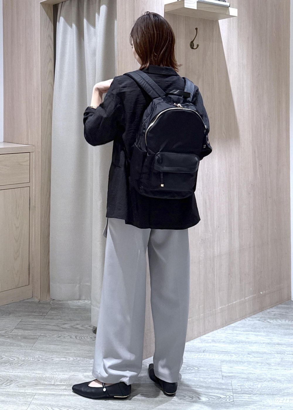 ホワイト系のTシャツ/カットソー、ブラック系のパンプス、ブラック系のバックパック/リュックを着用したレディースの春コーディネートの10枚目の写真