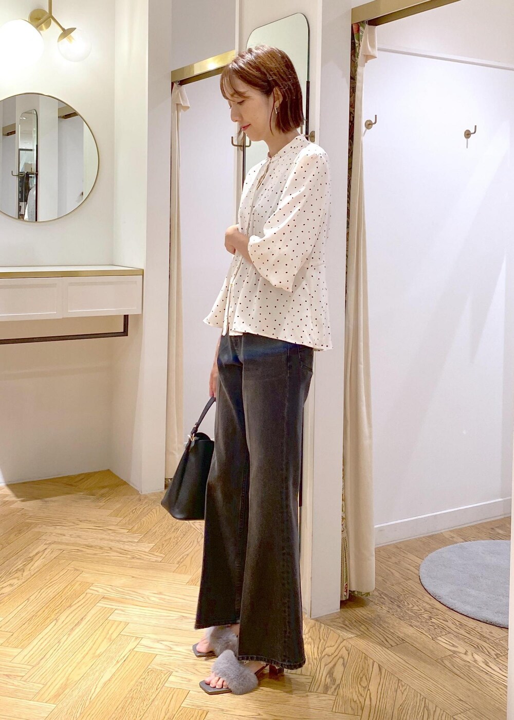 グレー系のドレスシューズ、ホワイト系のシャツ/ブラウス、ブラック系のデニムパンツを着用したレディースの夏コーディネートの3枚目の写真