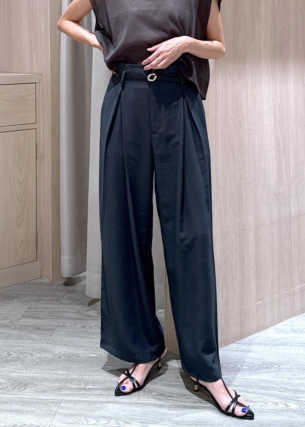 ブラック系のキャミソール、ブラック系のサンダル、グレー系のニット/セーターを着用したレディースの夏コーディネートの6枚目の写真