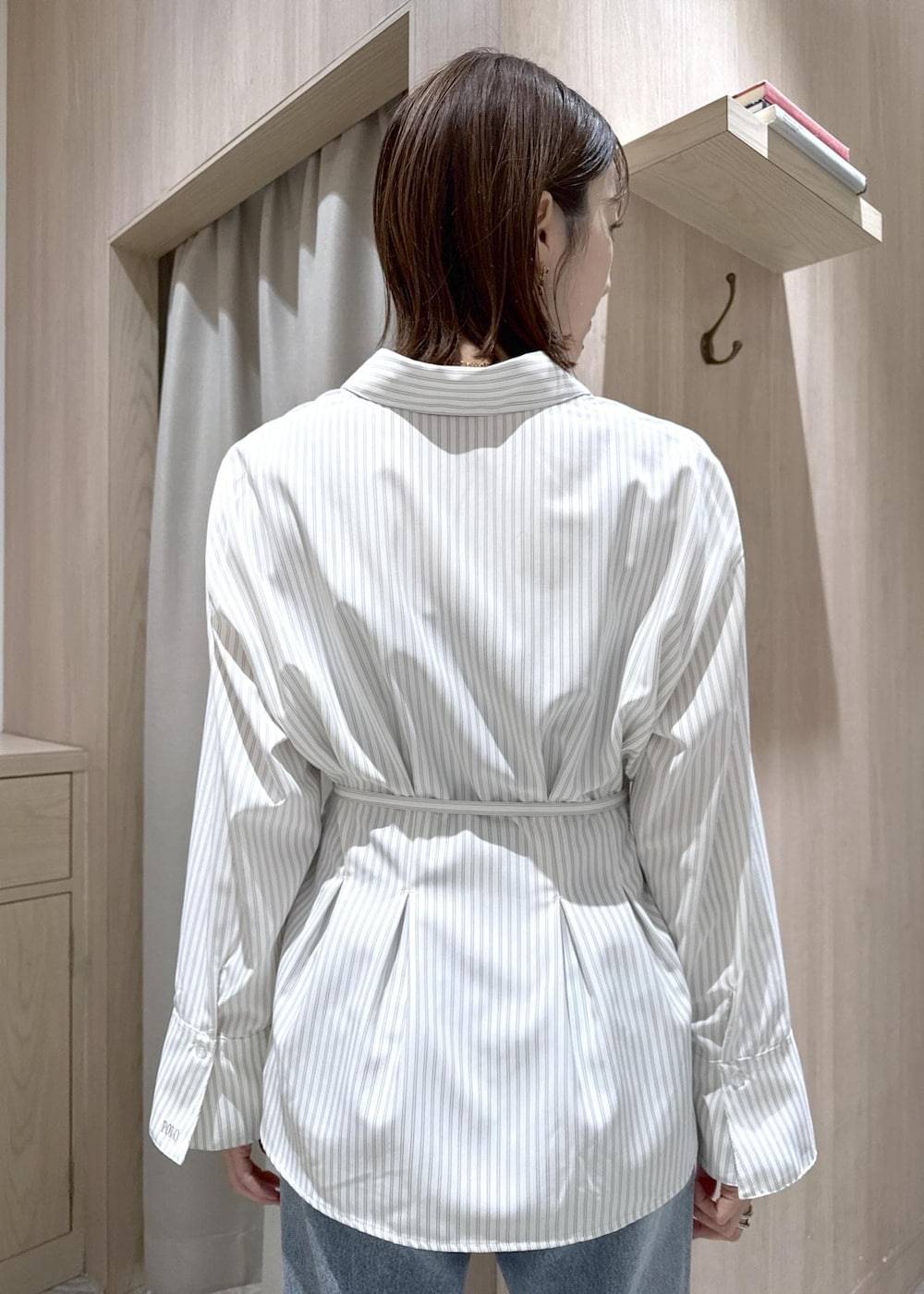 ブルー系のデニムパンツ、イエロー系のショルダーバッグ、ベージュ系のシャツ/ブラウスを着用したレディースの春コーディネートの9枚目の写真