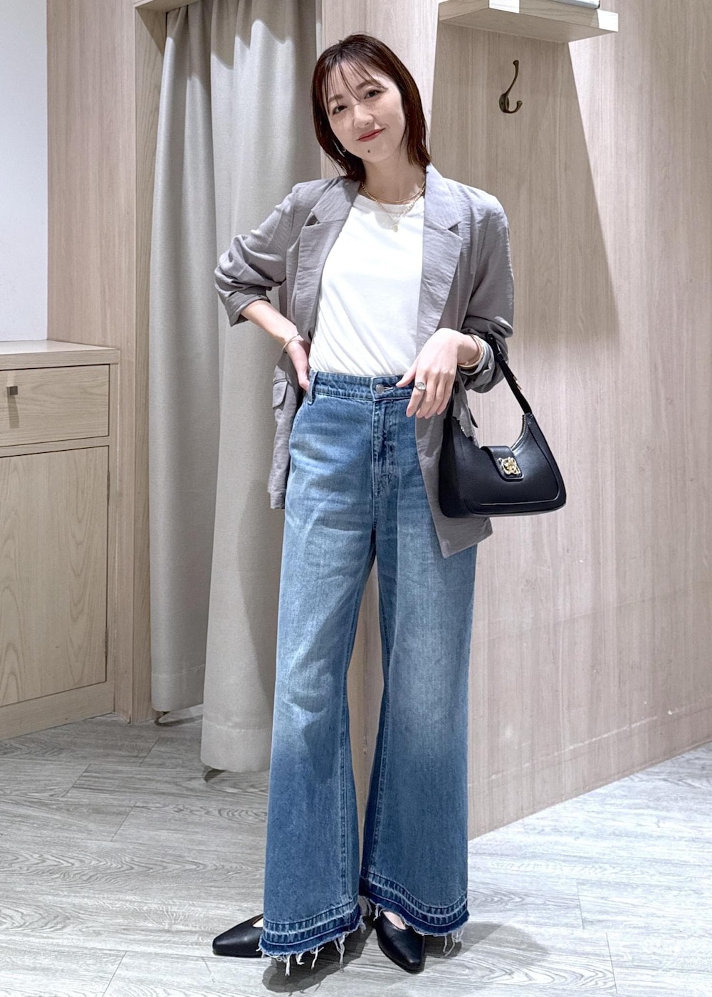 ブラック系のショルダーバッグ、ブラック系のパンプス、ホワイト系のTシャツ/カットソーを着用したレディースの春コーディネートの10枚目の写真