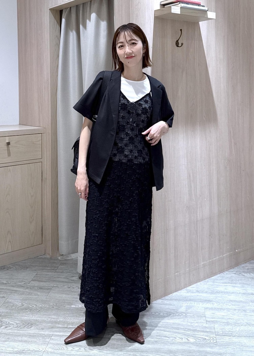 ブラック系のテーラードジャケット、ブラック系のショルダーバッグ、ホワイト系のTシャツ/カットソーを着用したレディースの春コーディネートの10枚目の写真