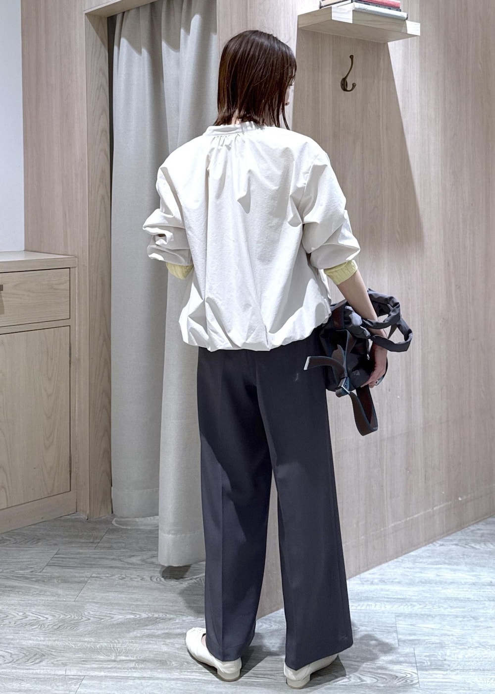 ホワイト系のパンプス、グレー系のトートバッグ、ホワイト系のブルゾンを着用したレディースの春コーディネートの10枚目の写真