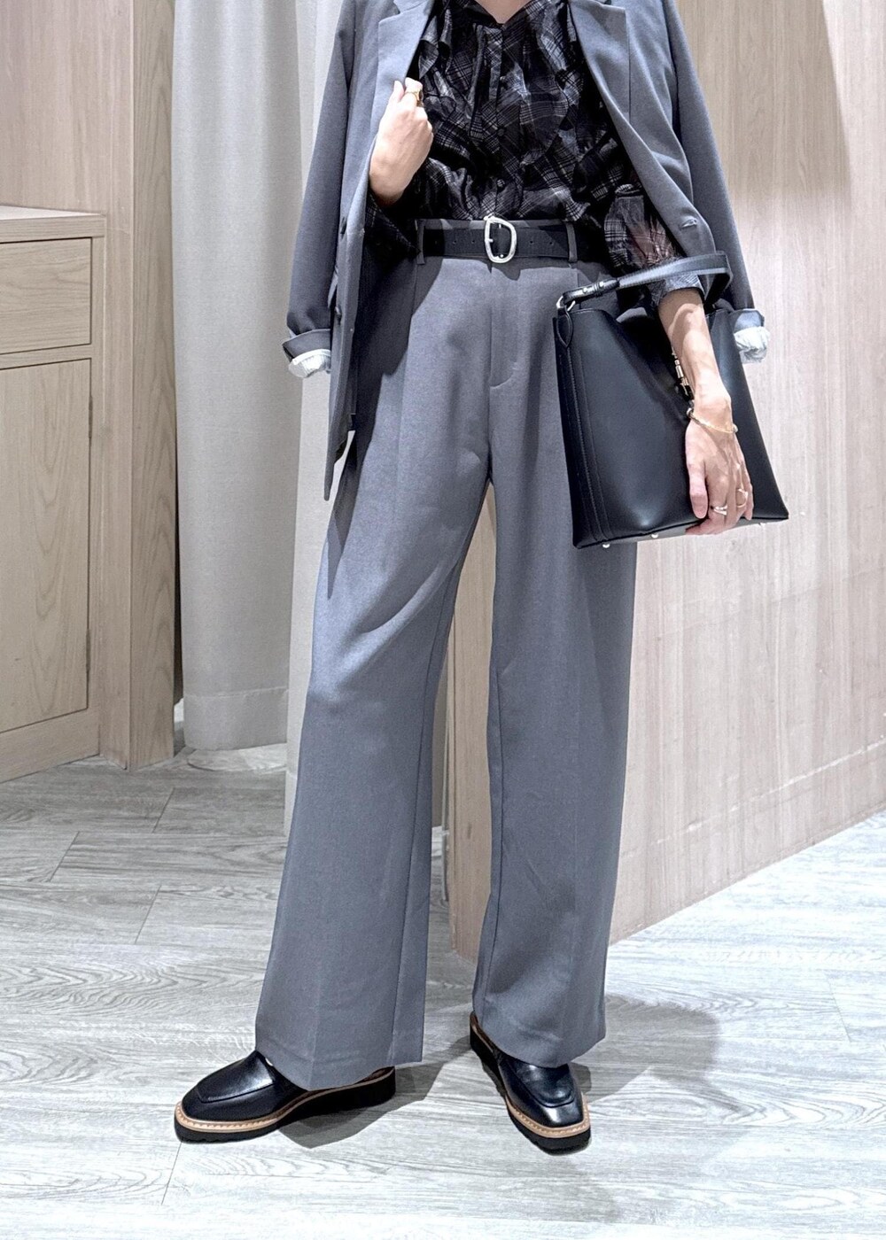 ブラック系のトートバッグ、ブラック系のローファー、ブラック系のシャツ/ブラウスを着用したレディースの秋コーディネートの3枚目の写真