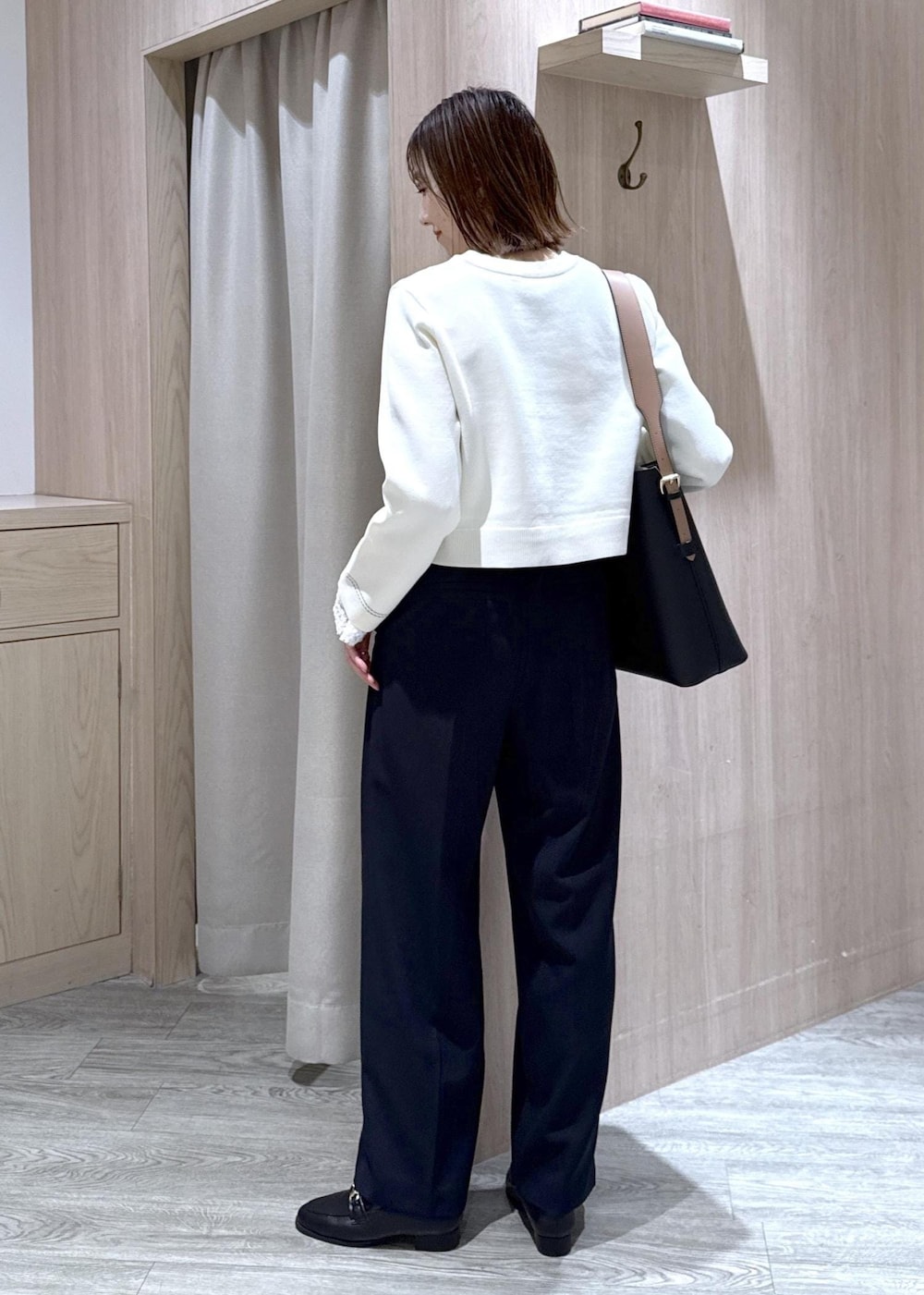 ブラック系のトートバッグ、ブルー系のその他パンツ、ブラック系のローファーを着用したレディースの冬コーディネートの3枚目の写真