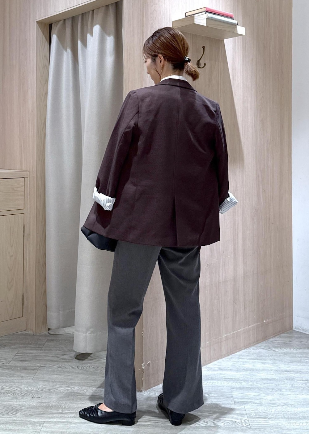 ブラック系のハンドバッグ、ブラック系のパンプス、ホワイト系のシャツ/ブラウスを着用したレディースの秋コーディネートの4枚目の写真