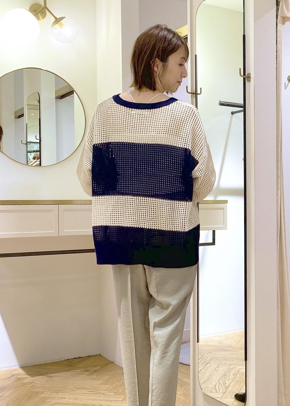 ホワイト系のローファー、ブラック系のショルダーバッグ、ブルー系のニット/セーターを着用したレディースの春コーディネートの5枚目の写真