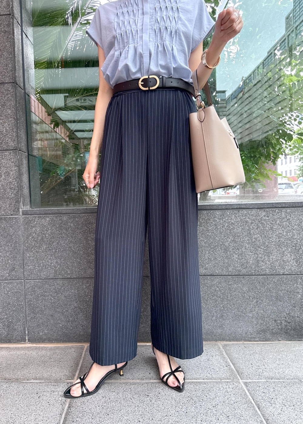 ブラック系のサンダル、ブルー系のシャツ/ブラウス、ブルー系のその他パンツを着用したレディースの夏コーディネートの7枚目の写真