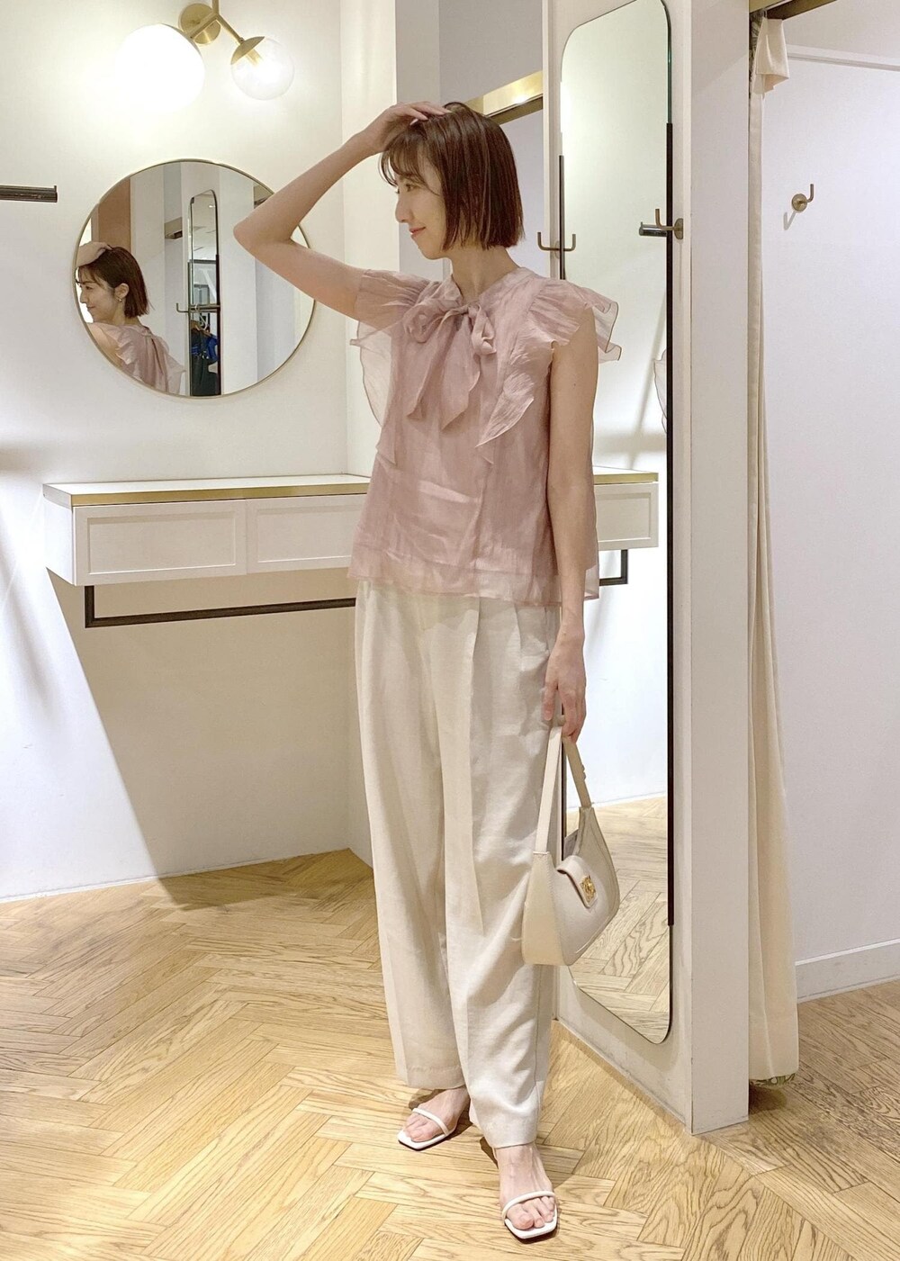 ホワイト系のサンダル、ホワイト系のキャミソール、ピンク系のシャツ/ブラウスを着用したレディースの春コーディネートの2枚目の写真