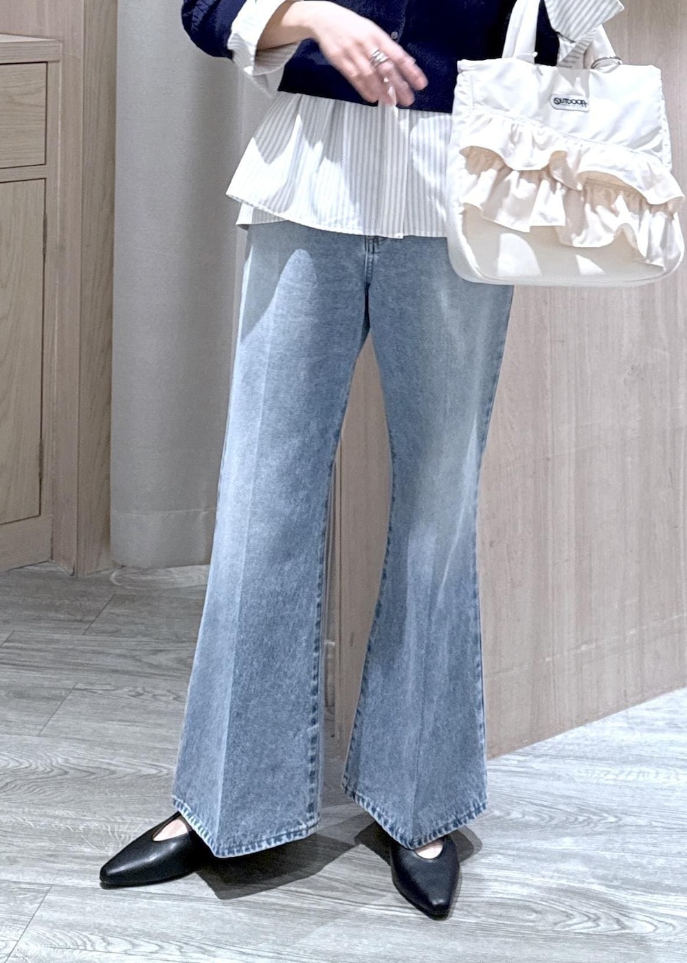 ブラック系のパンプス、ベージュ系のシャツ/ブラウス、ブルー系のカーディガン/ボレロを着用したレディースの春コーディネートの10枚目の写真