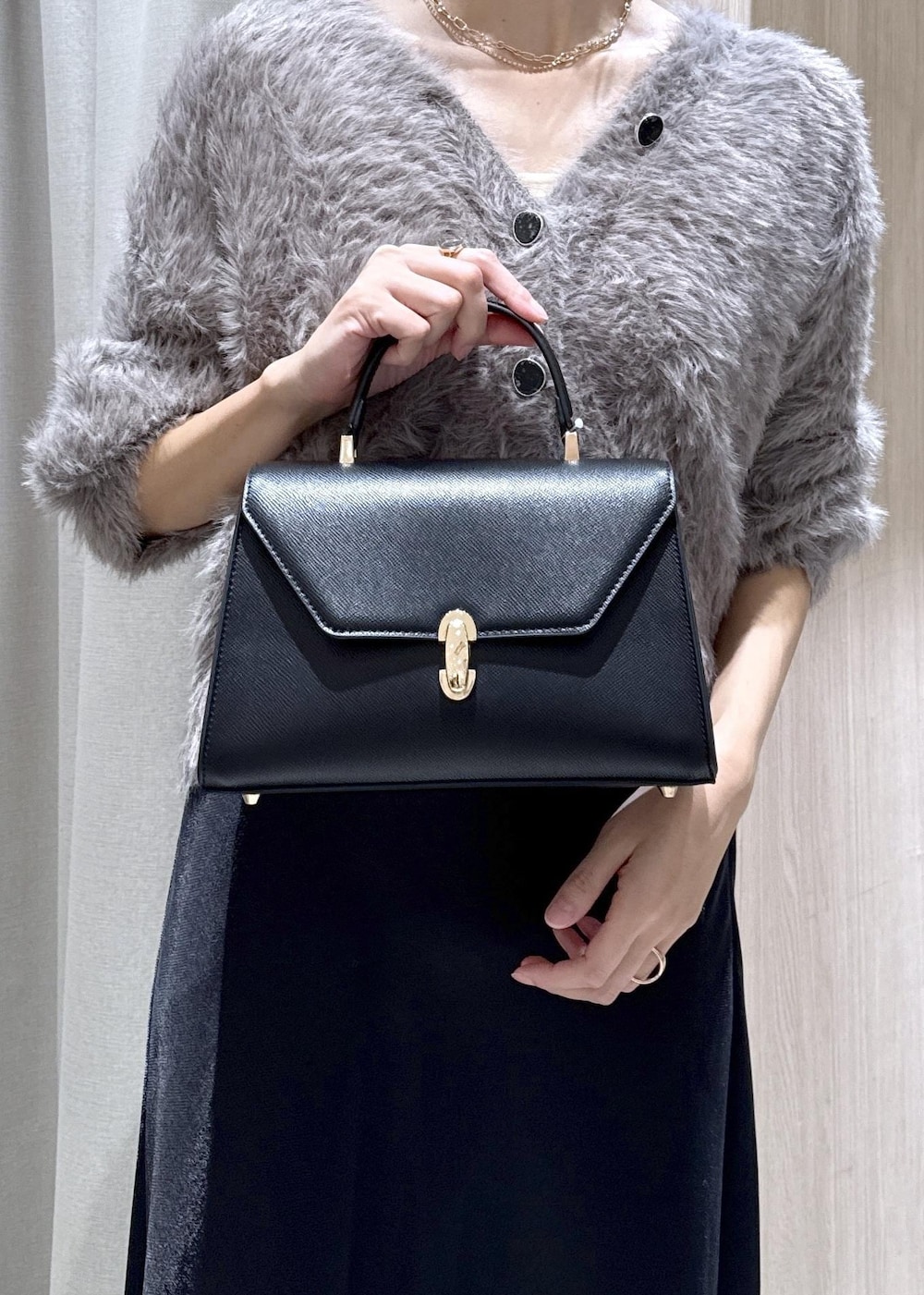 グレー系のカーディガン/ボレロ、グレー系のその他アウター、ブラック系のブーツを着用したレディースの冬コーディネートの8枚目の写真