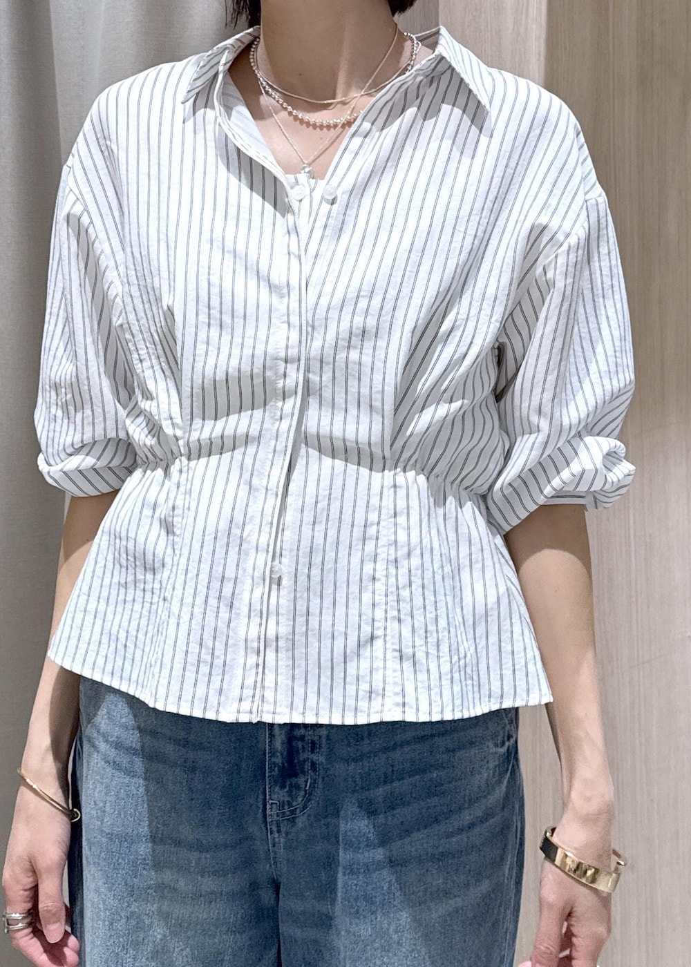 ブルー系のデニムパンツ、グリーン系のトートバッグ、ホワイト系のシャツ/ブラウスを着用したレディースの春コーディネートの7枚目の写真