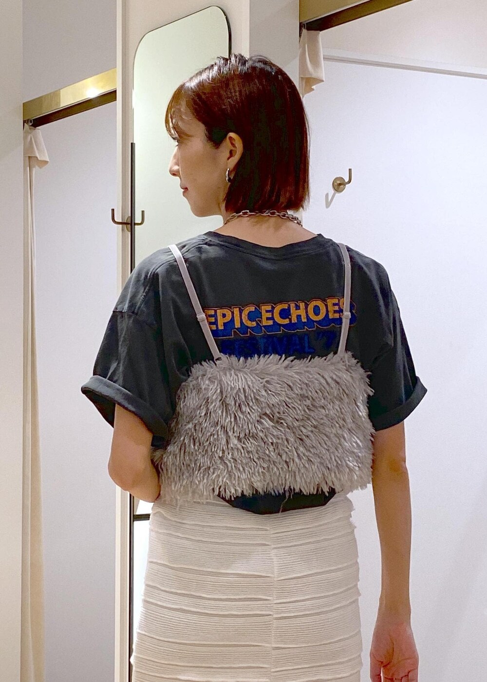 ホワイト系のスカート、シルバー系のショルダーバッグ、グレー系のキャミソールを着用したレディースの夏コーディネートの7枚目の写真