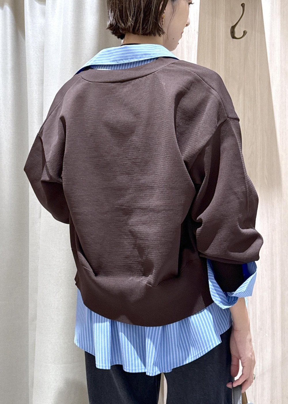 グレー系のショルダーバッグ、ブラック系のローファー、ホワイト系のキャミソールを着用したレディースの秋コーディネートの10枚目の写真