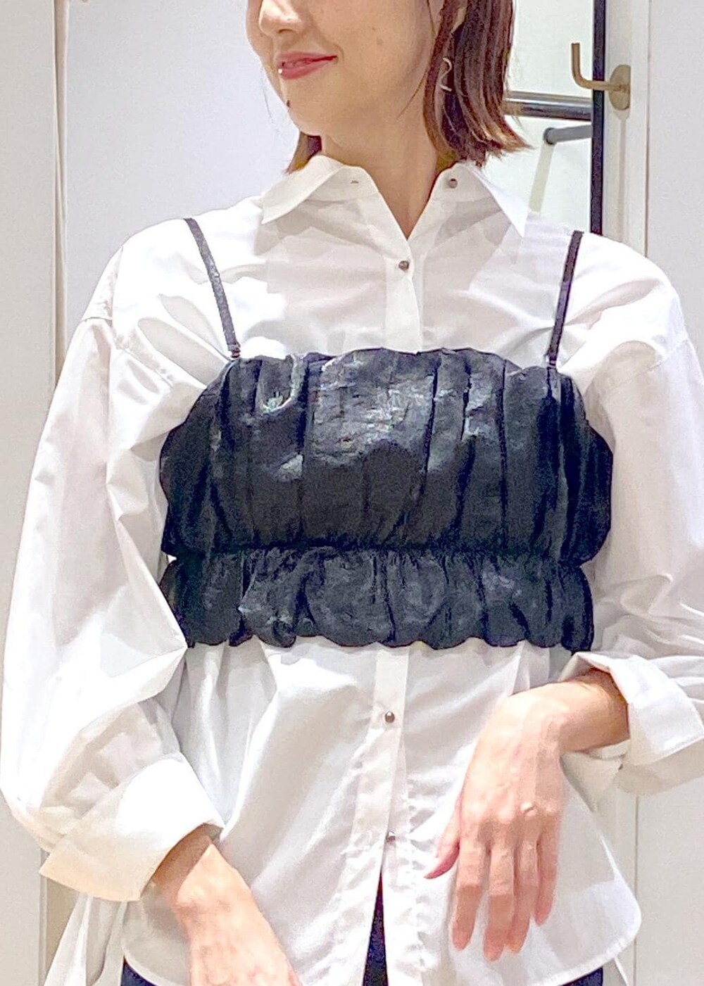 ブルー系のスラックス、ホワイト系のシャツ/ブラウス、グリーン系のハンドバッグを着用したレディースの秋コーディネートの6枚目の写真