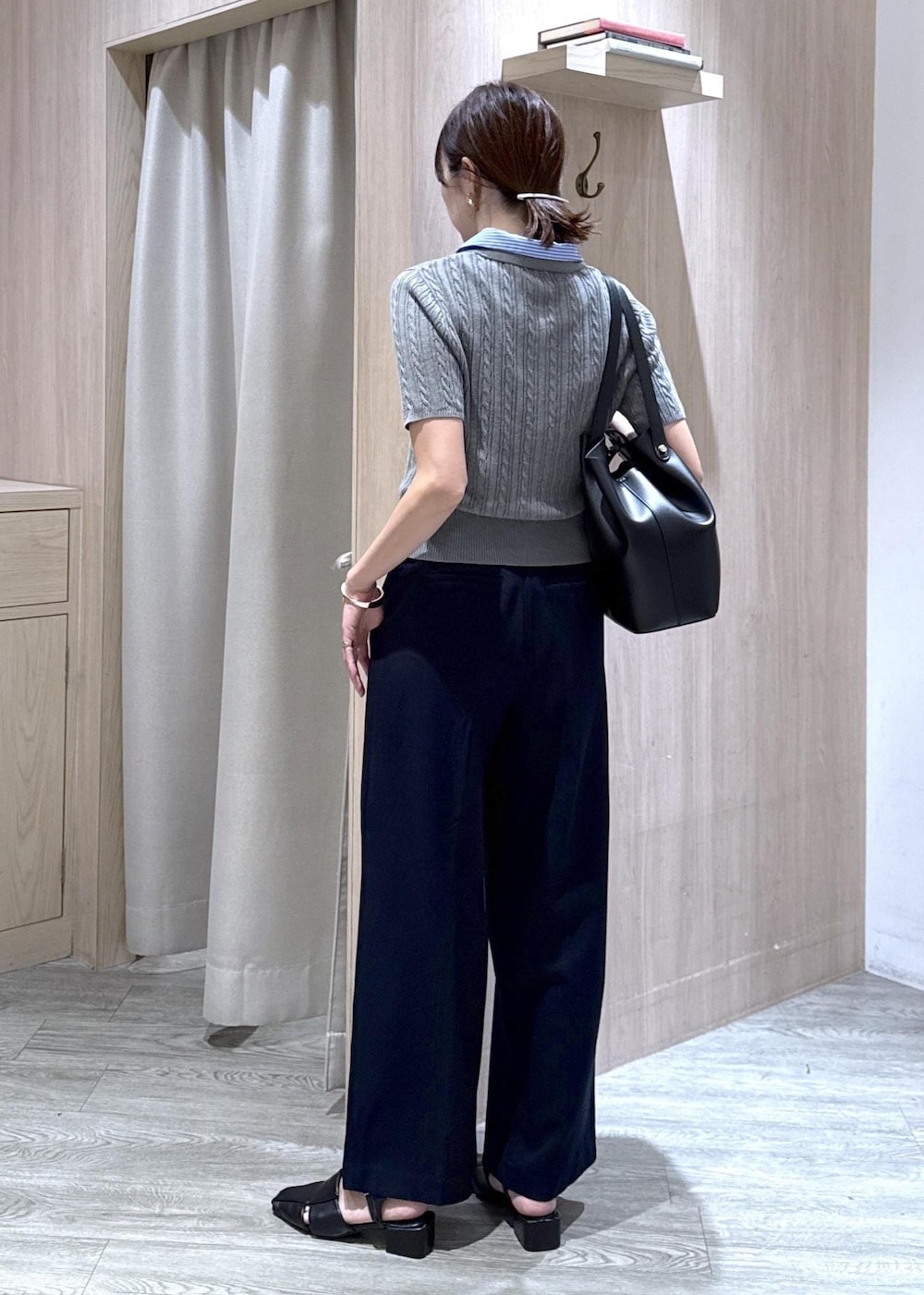 グレー系のカーディガン/ボレロ、ブルー系のその他パンツ、ブラック系のビジネスバッグを着用したレディースの夏コーディネートの2枚目の写真