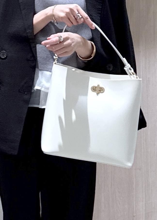 ブラック系のパンプス、グレー系のニット/セーター、ブラック系のその他パンツを着用したレディースの春コーディネートの7枚目の写真