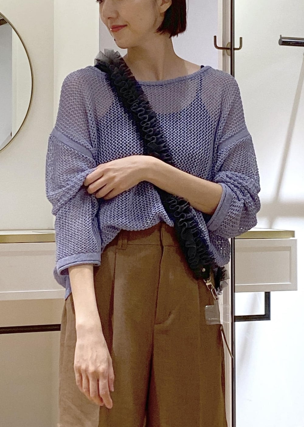 ブラック系のキャミソール、ブラック系のショルダーバッグ、ブラック系のサンダルを着用したレディースの夏コーディネートの4枚目の写真