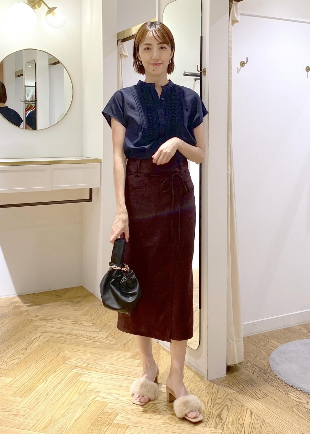 ブラック系のキャミソール、ブルー系のシャツ/ブラウス、ブラウン系のスカートを着用したレディースの夏コーディネートの8枚目の写真