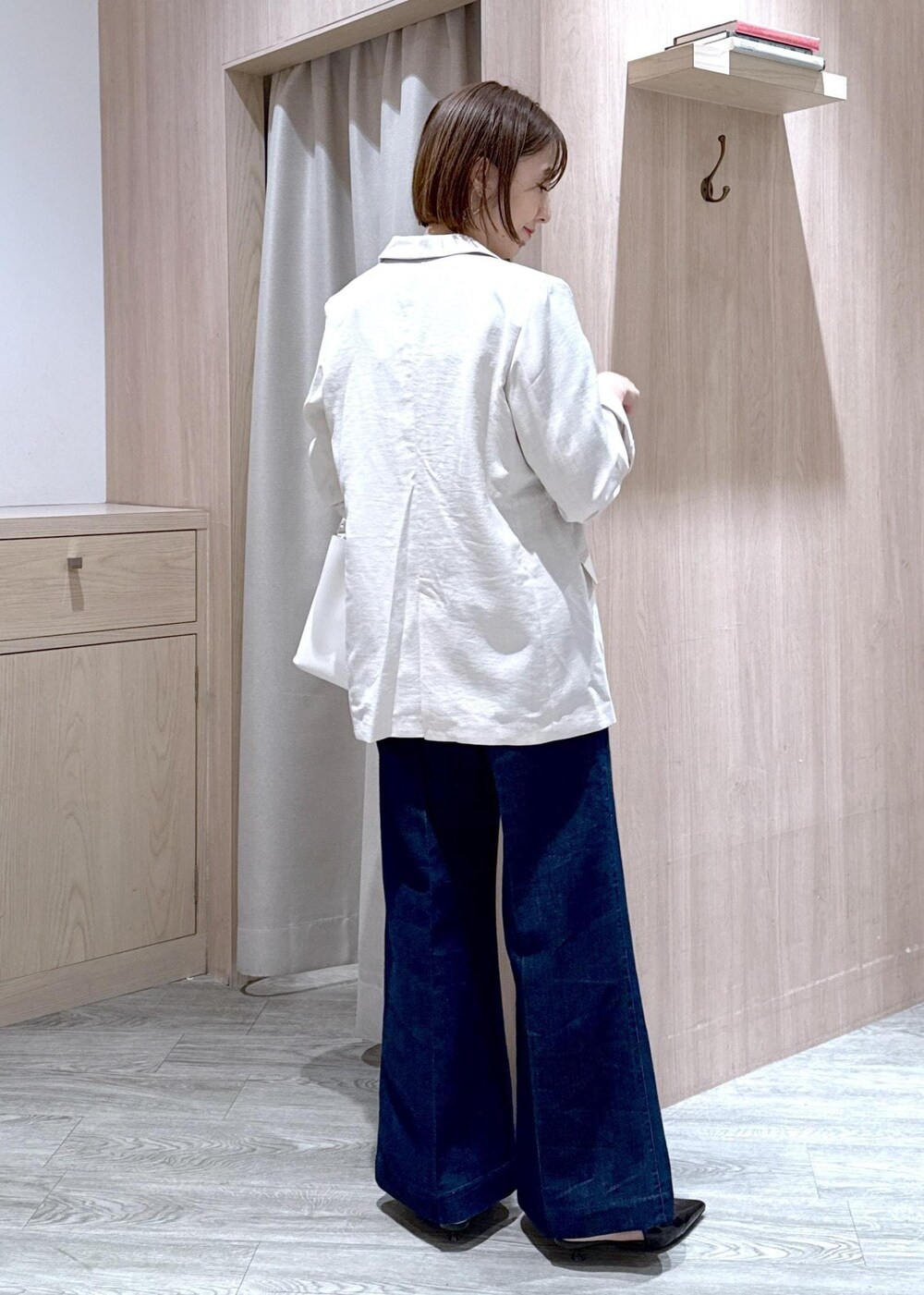 ホワイト系のショルダーバッグ、ブラック系のパンプス、グリーン系のTシャツ/カットソーを着用したレディースの春コーディネートの6枚目の写真