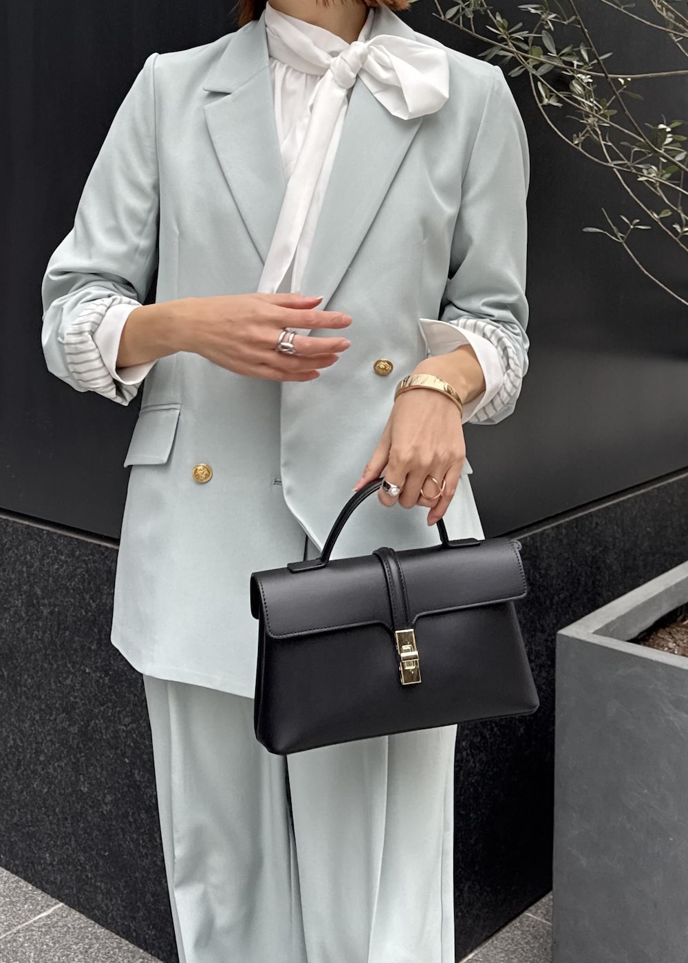 グリーン系のその他パンツ、グリーン系のテーラードジャケット、ブラック系のショルダーバッグを着用したレディースの冬コーディネートの8枚目の写真