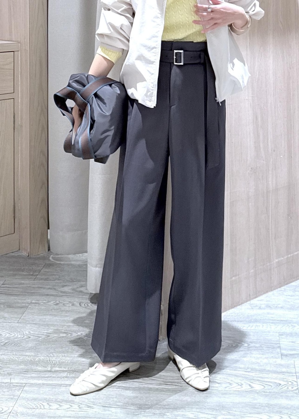 ホワイト系のパンプス、グレー系のトートバッグ、ホワイト系のブルゾンを着用したレディースの春コーディネートの7枚目の写真