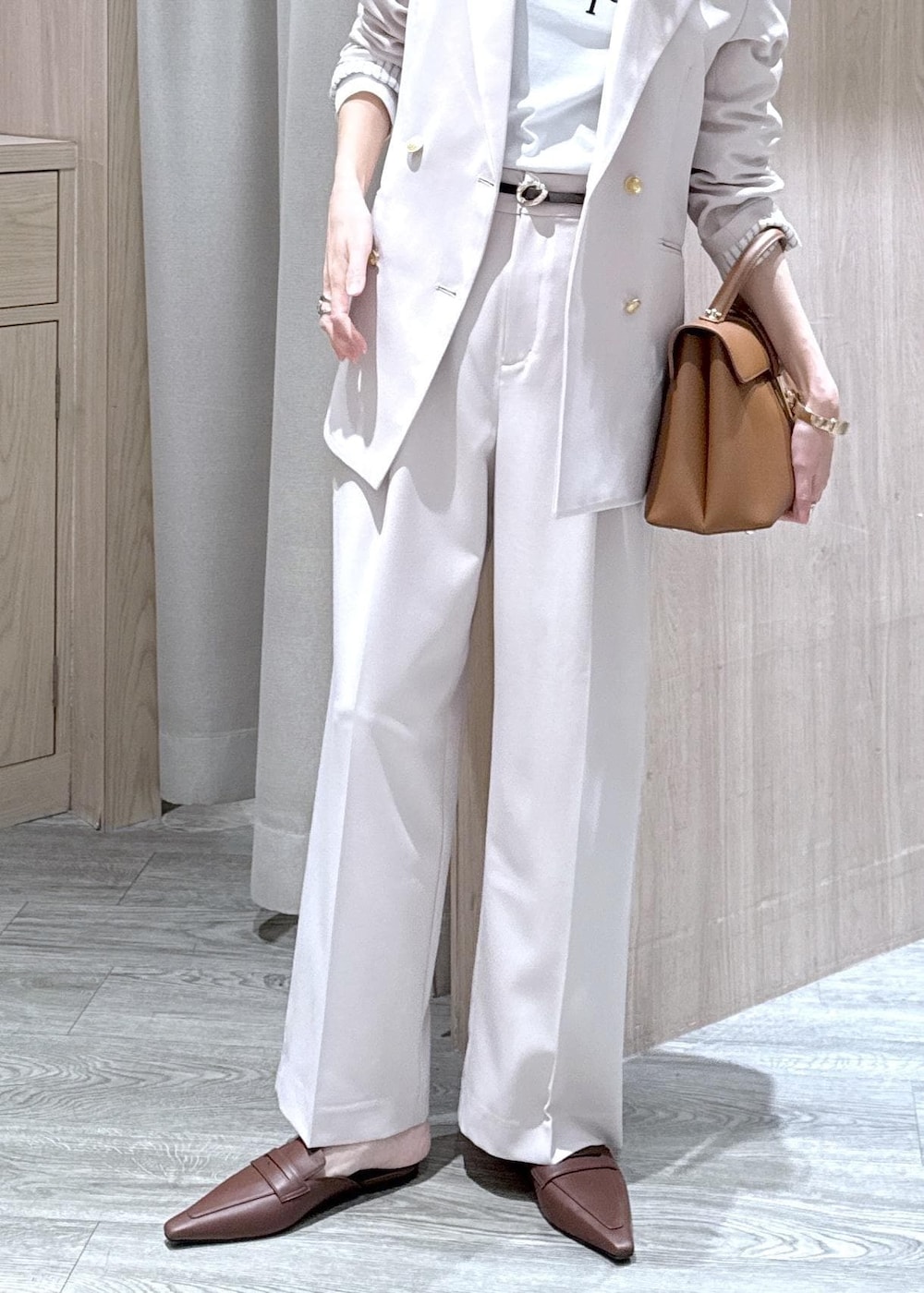 ホワイト系のTシャツ/カットソー、ベージュ系のテーラードジャケット、ベージュ系のその他パンツを着用したレディースの冬コーディネートの5枚目の写真