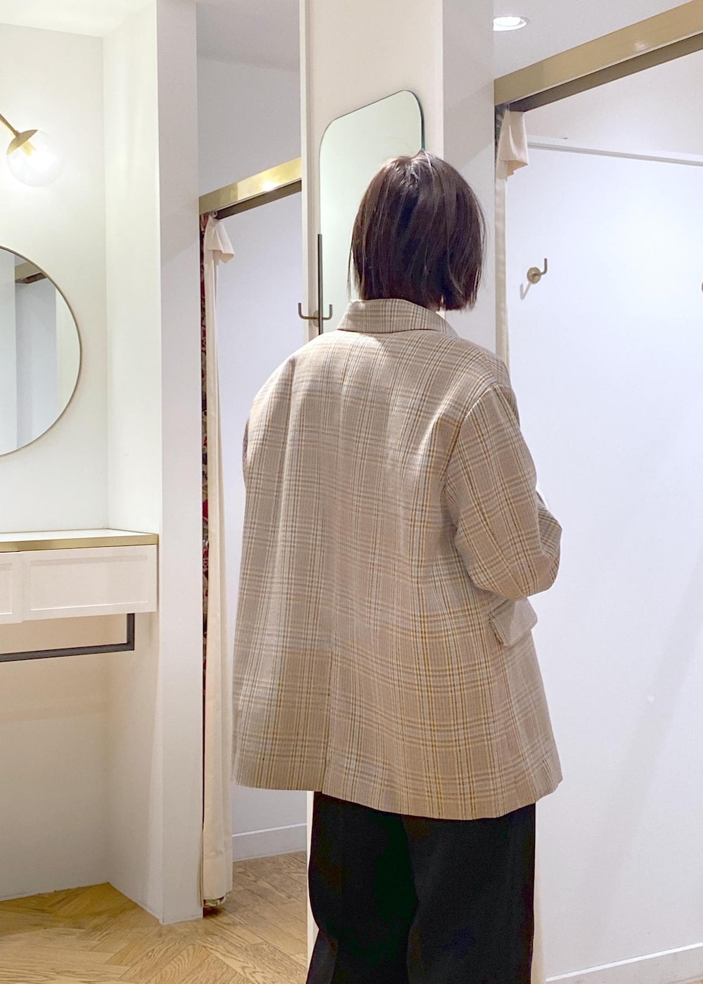 ブラック系のショルダーバッグ、ブラック系のバレエシューズ、ホワイト系のTシャツ/カットソーを着用したレディースの秋コーディネートの6枚目の写真