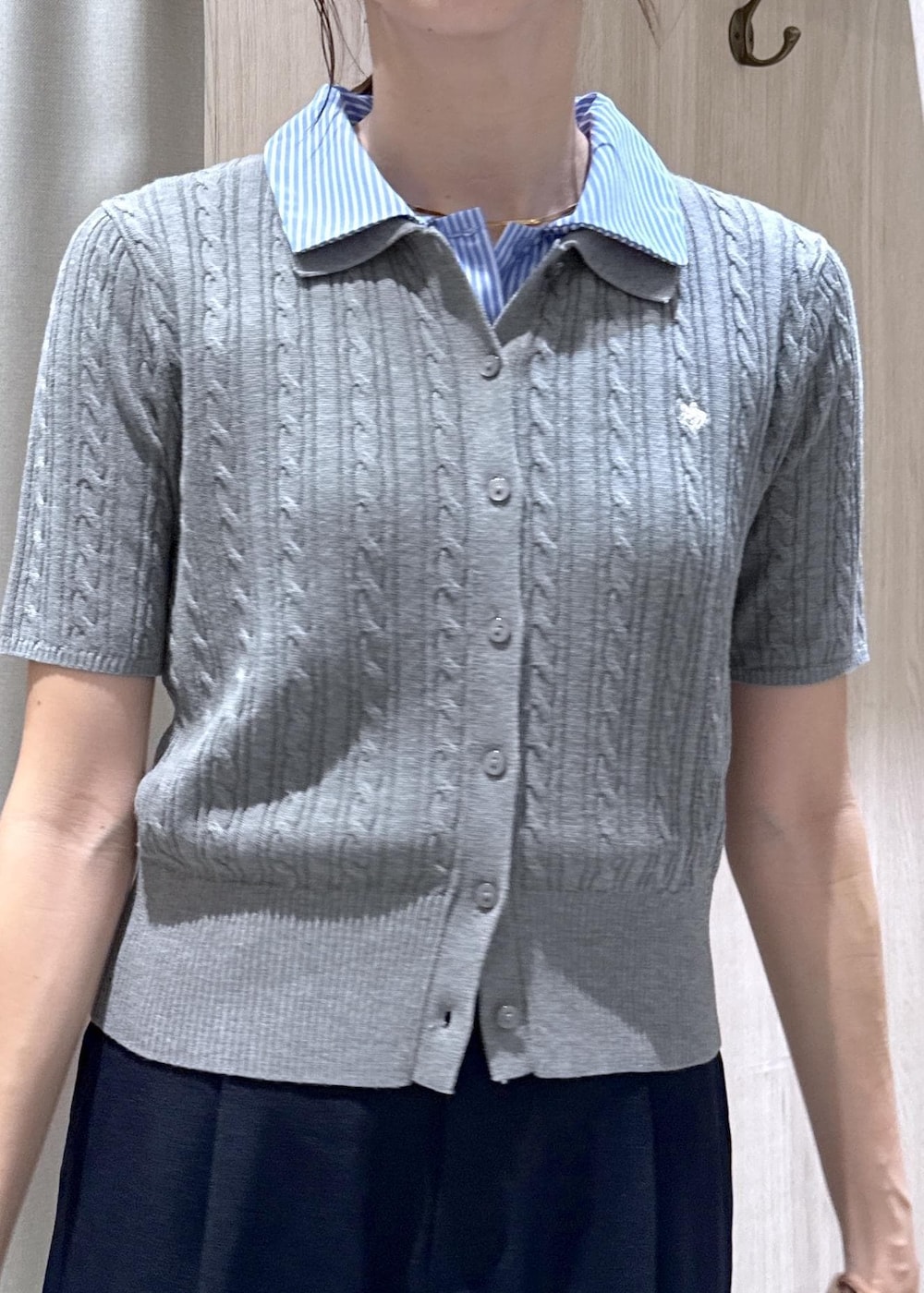 グレー系のカーディガン/ボレロ、ブルー系のその他パンツ、ブラック系のビジネスバッグを着用したレディースの夏コーディネートの7枚目の写真
