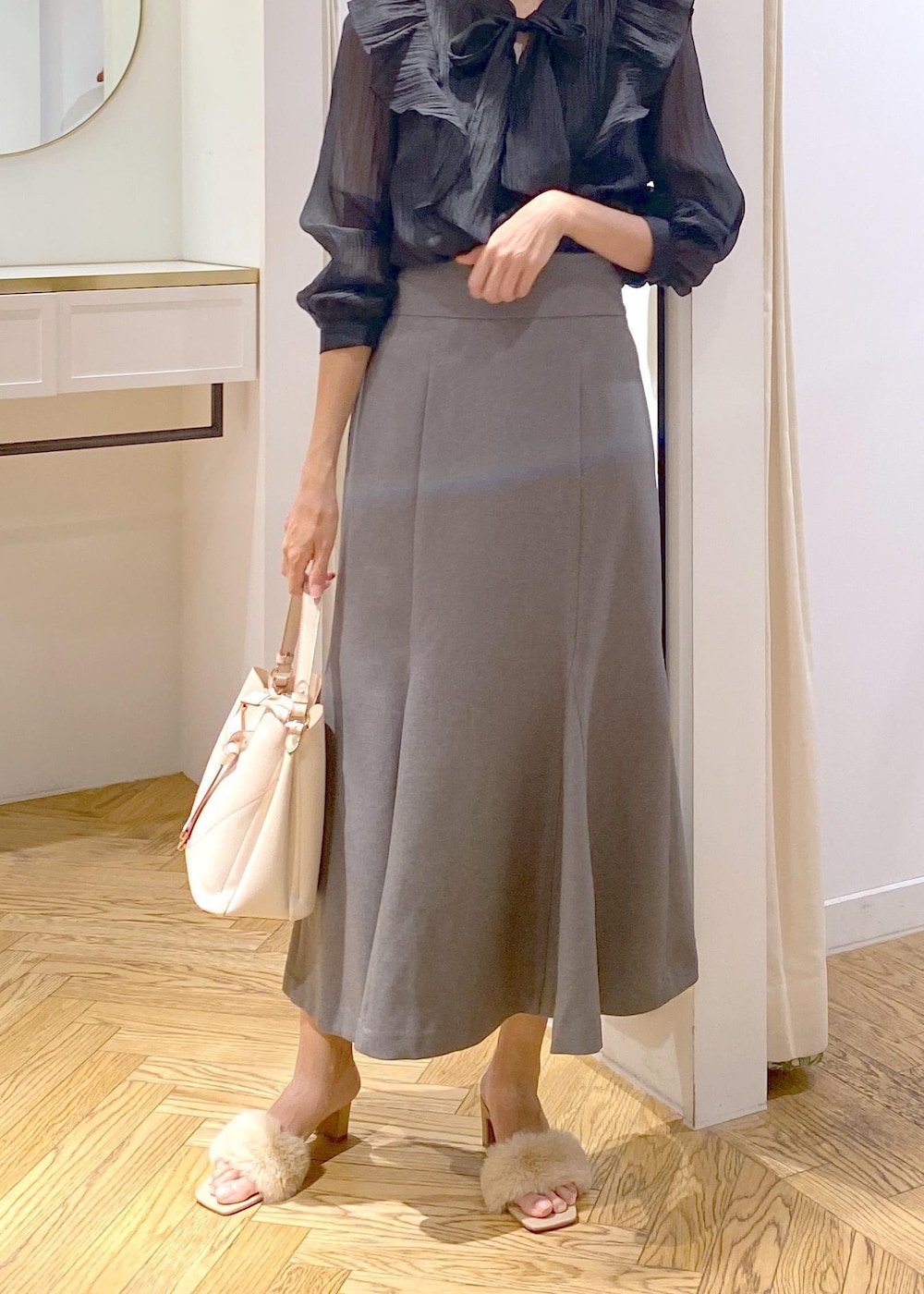 ブラック系のキャミソール、ベージュ系のドレスシューズ、ベージュ系のショルダーバッグを着用したレディースの秋コーディネートの5枚目の写真