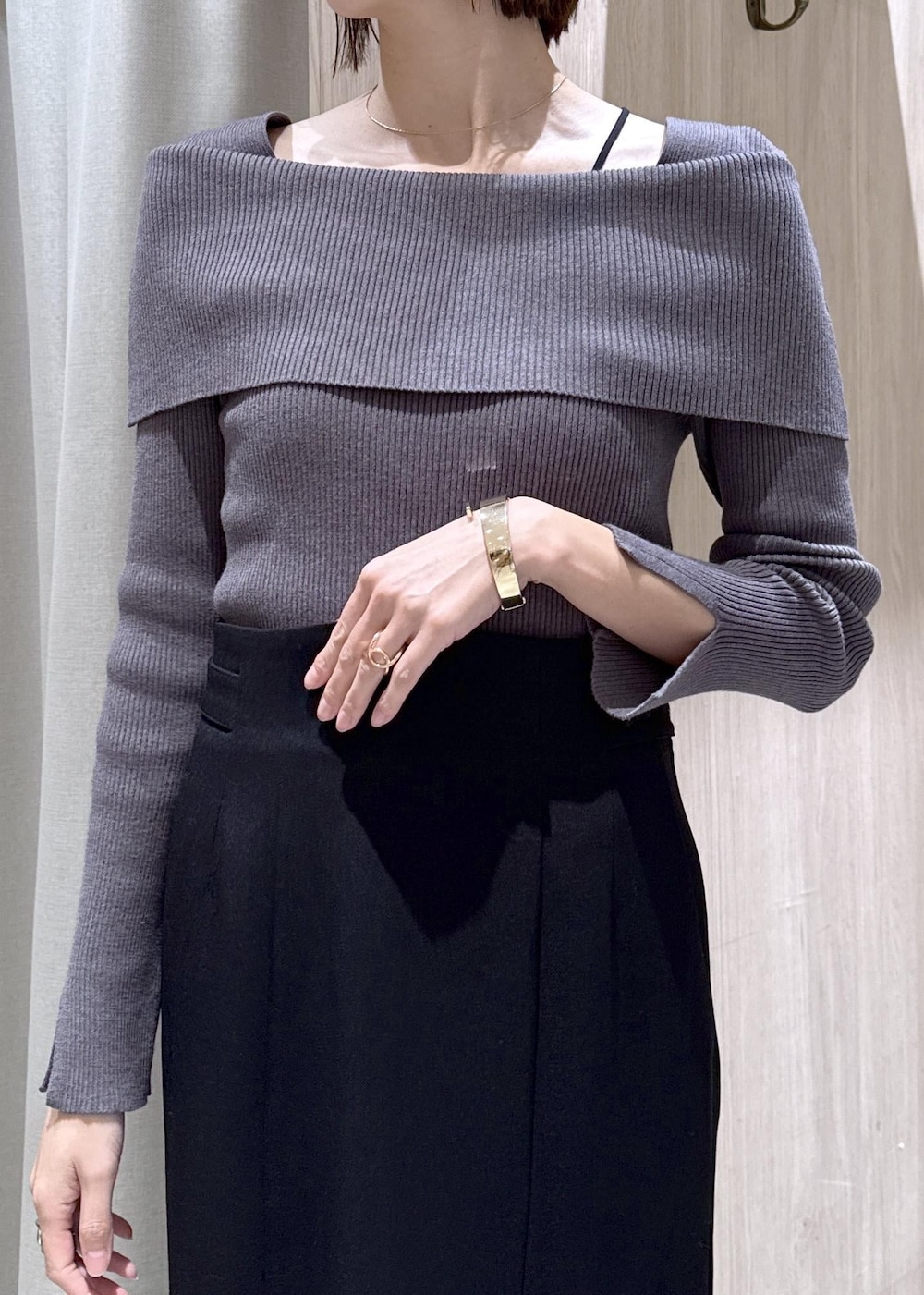 ブラック系のスカート、グレー系のニット/セーター、ホワイト系のショルダーバッグを着用したレディースの冬コーディネートの8枚目の写真