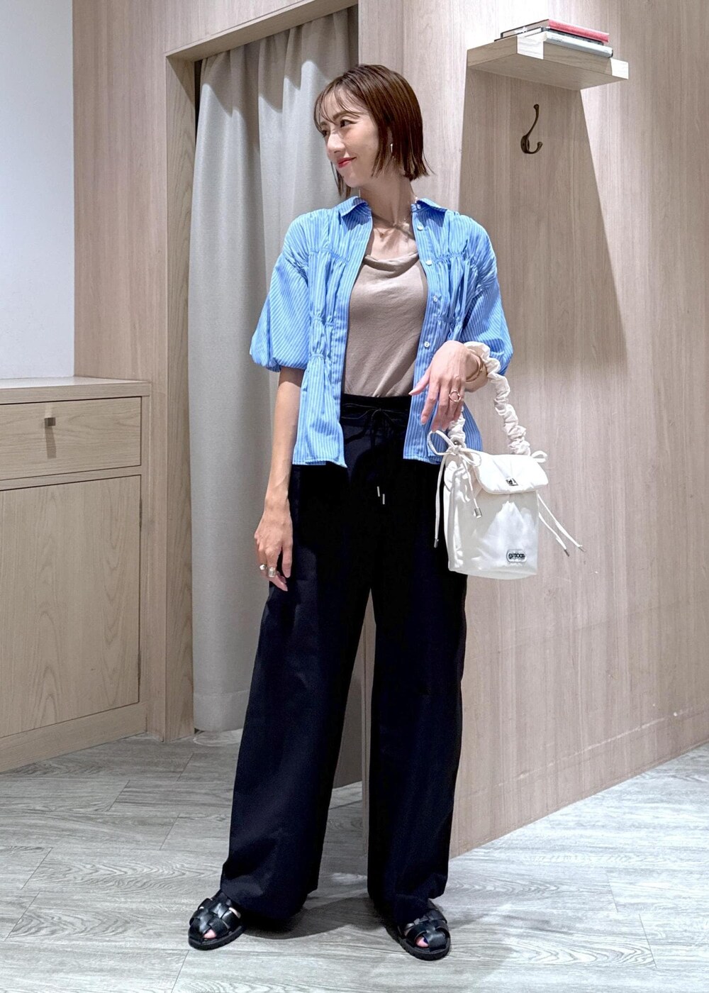 ベージュ系のキャミソール、ブルー系のシャツ/ブラウス、ブラック系のその他パンツを着用したレディースの夏コーディネートの2枚目の写真