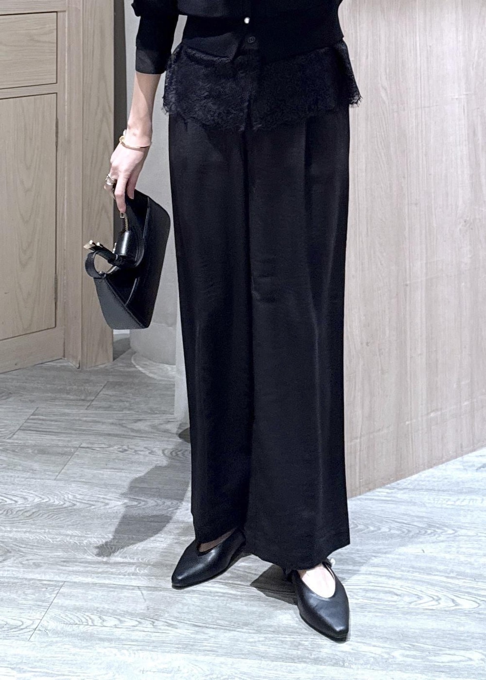 ブラック系のショルダーバッグ、ブラック系のパンプス、ブラック系のシャツ/ブラウスを着用したレディースの春コーディネートの5枚目の写真