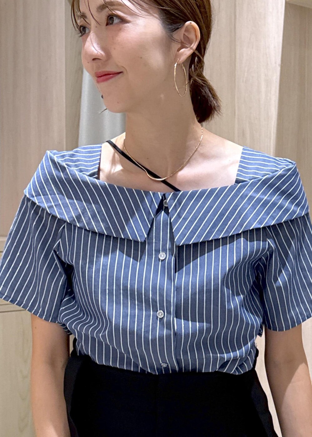 ブラック系のキャミソール、ブラック系のショルダーバッグ、ブルー系のシャツ/ブラウスを着用したレディースの夏コーディネートの9枚目の写真