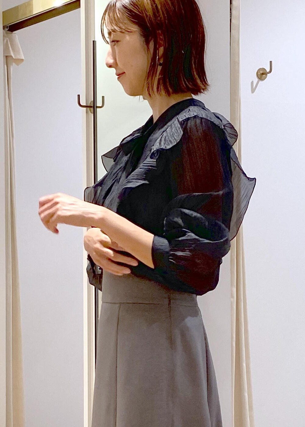 ブラック系のキャミソール、ベージュ系のドレスシューズ、ベージュ系のショルダーバッグを着用したレディースの秋コーディネートの8枚目の写真