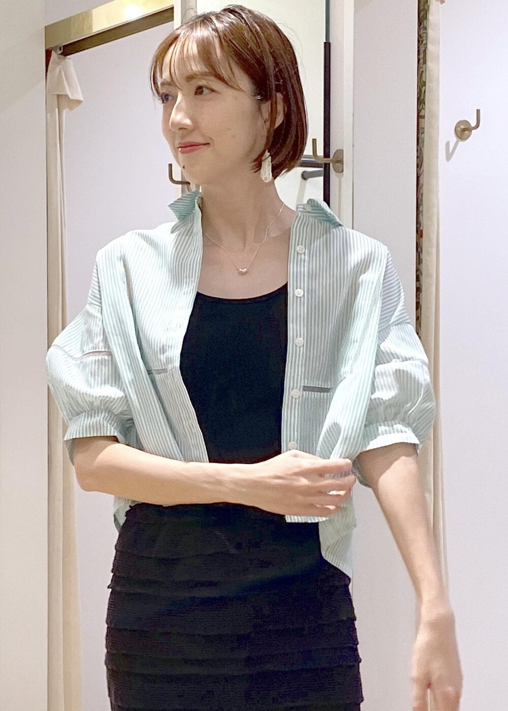 ブラック系のキャミソール、ブラック系のサンダル、ブラック系のスカートを着用したレディースの夏コーディネートの5枚目の写真