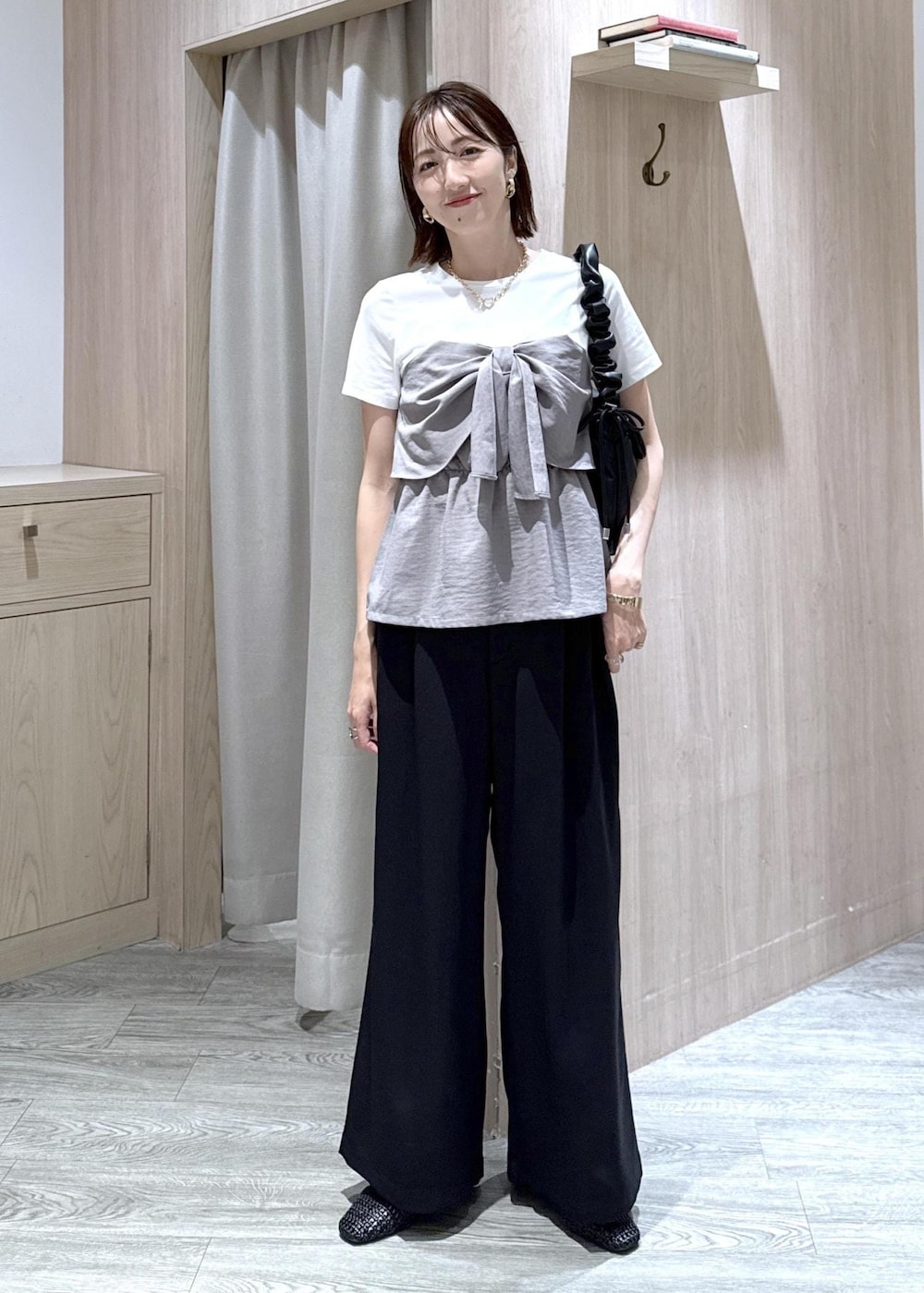 グレー系のTシャツ/カットソー、ブラック系のショルダーバッグ、ブラック系のその他パンツを着用したレディースの夏コーディネートの2枚目の写真