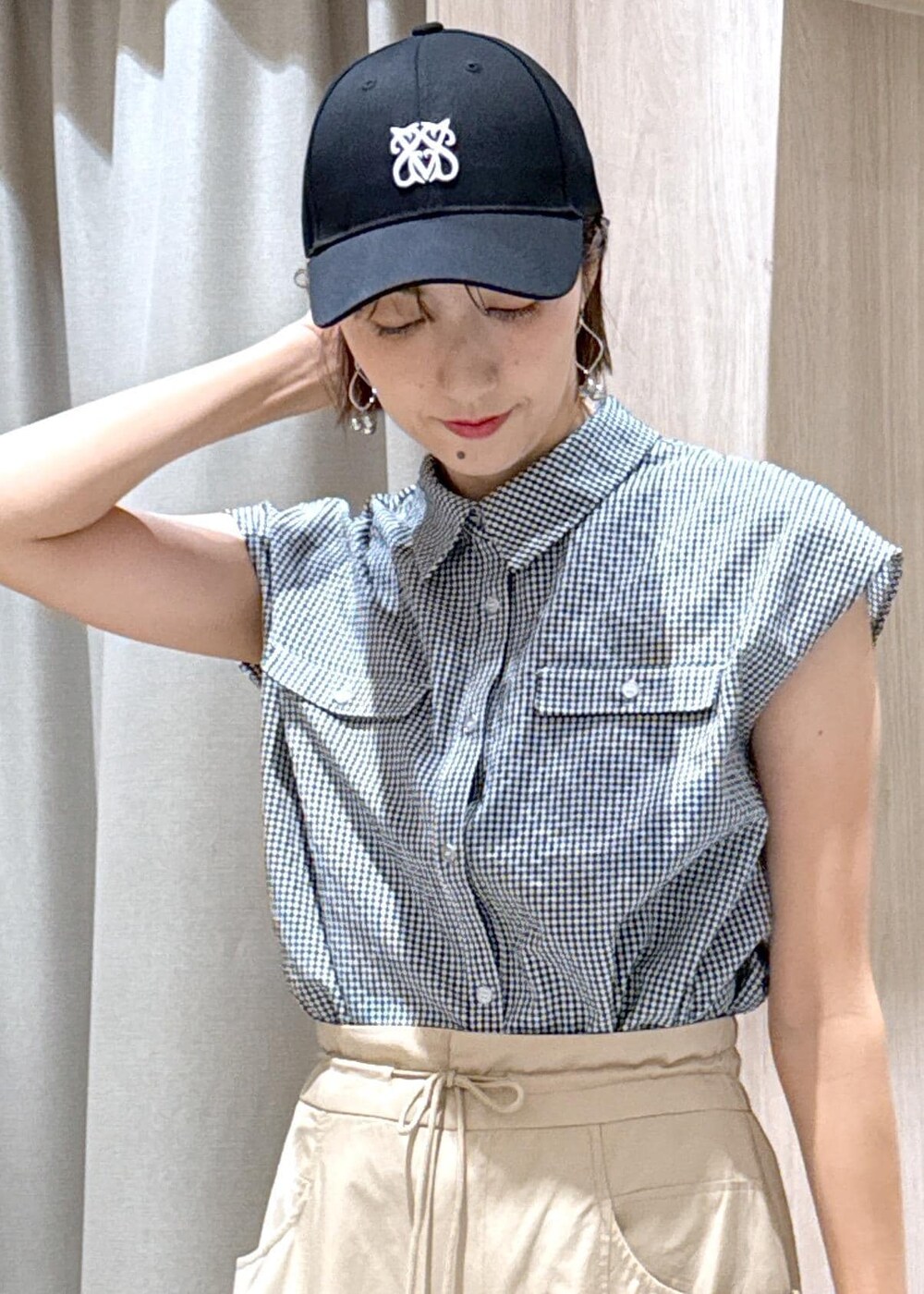 ブラック系のサンダル、ブラック系のシャツ/ブラウス、ベージュ系のその他パンツを着用したレディースの夏コーディネートの10枚目の写真