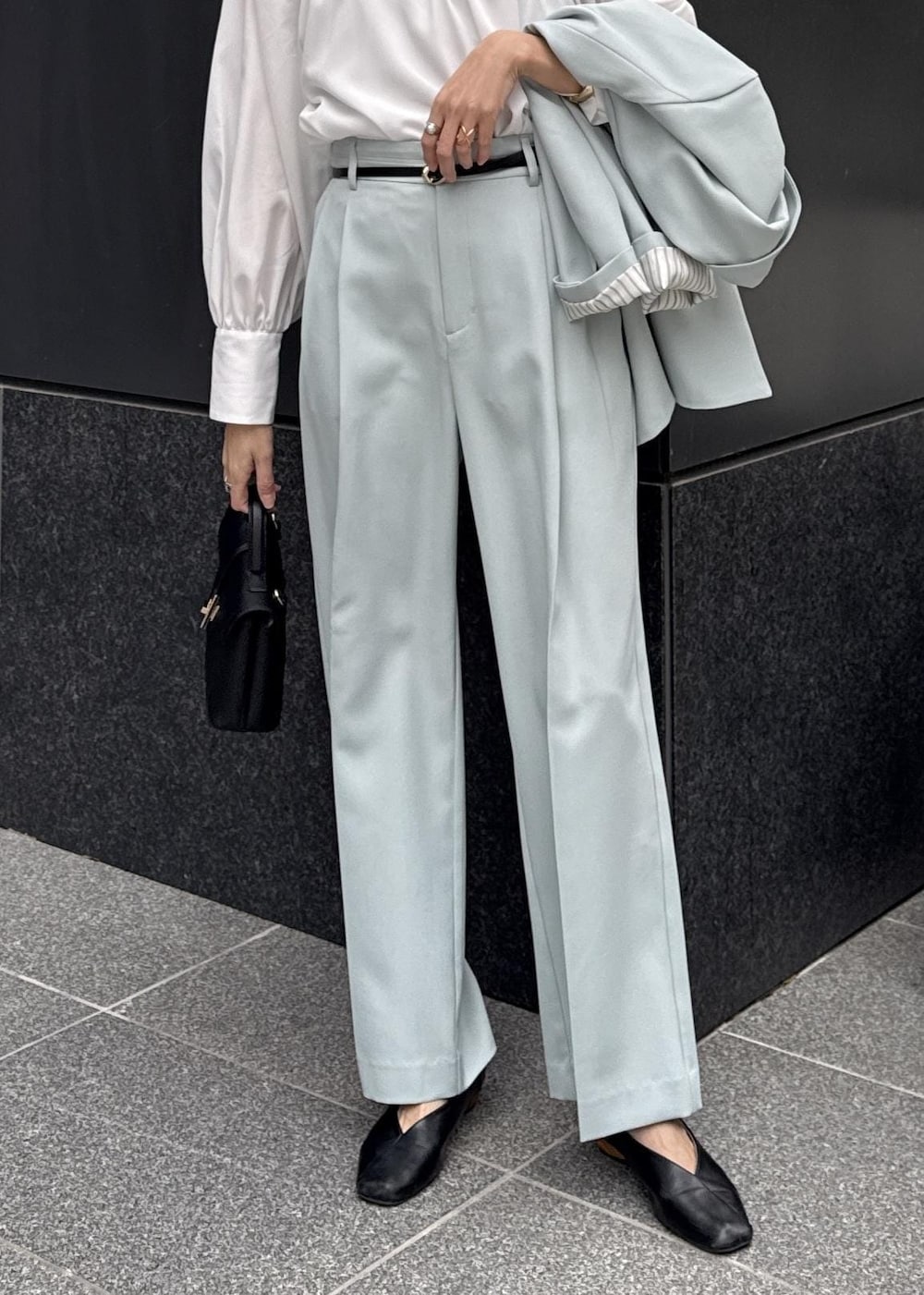 グリーン系のその他パンツ、グリーン系のテーラードジャケット、ブラック系のショルダーバッグを着用したレディースの冬コーディネートの4枚目の写真