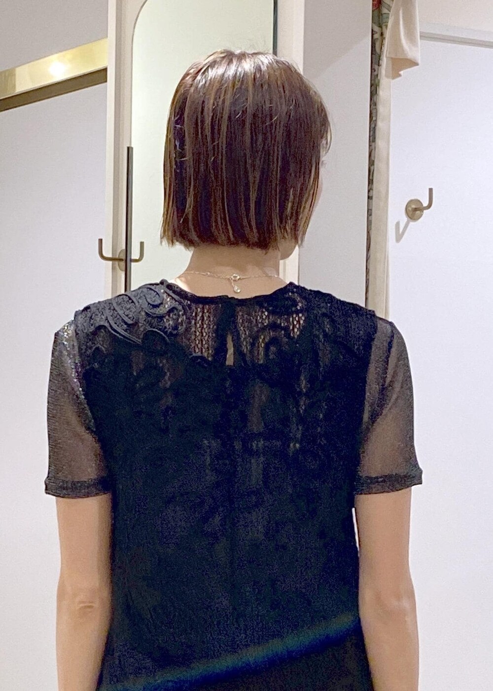 ブラック系のキャミソール、ブラック系のサンダル、ブラック系のハンドバッグを着用したレディースの夏コーディネートの5枚目の写真