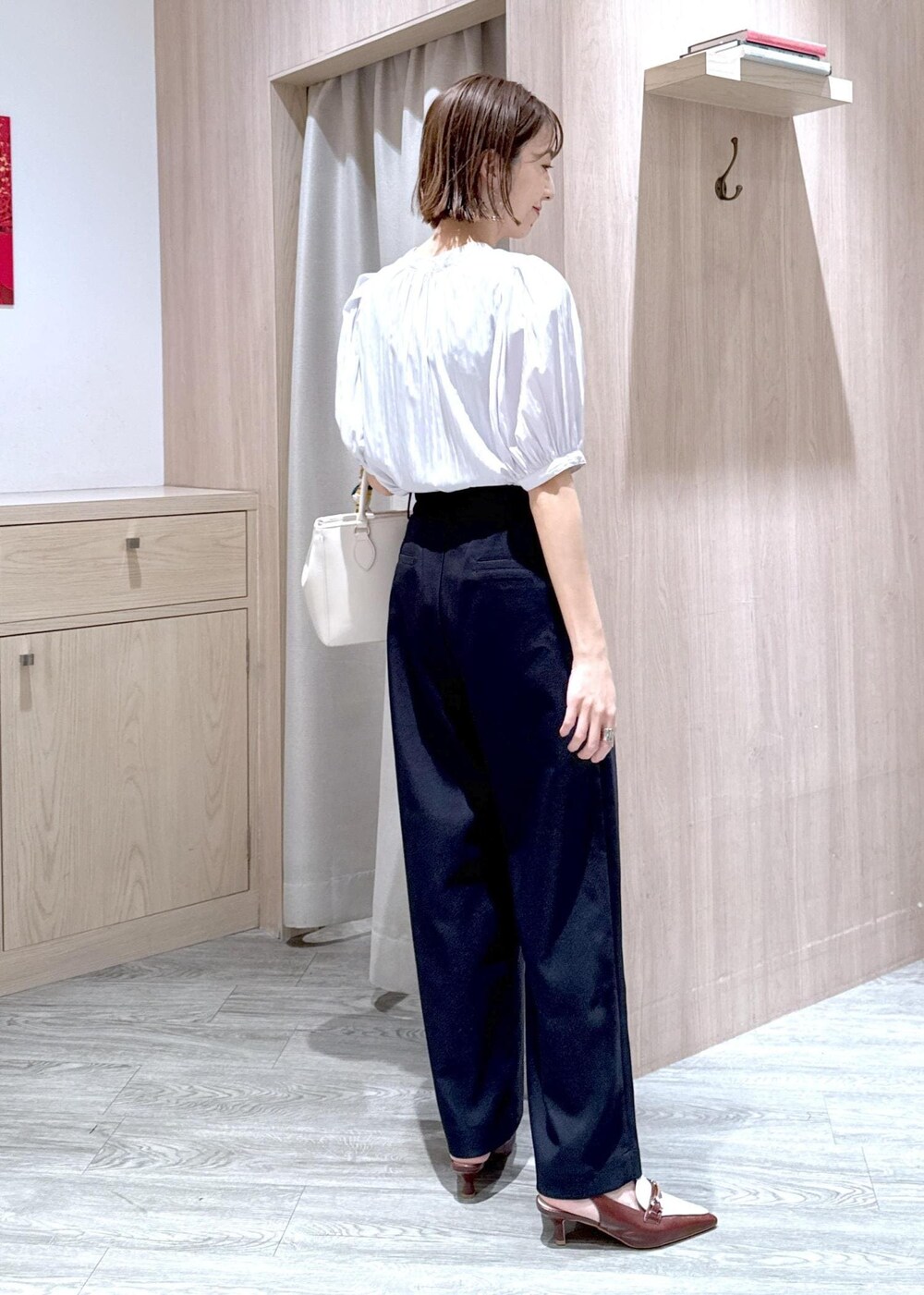 ブラウン系のパンプス、グレー系のシャツ/ブラウス、ブルー系のその他パンツを着用したレディースの春コーディネートの4枚目の写真