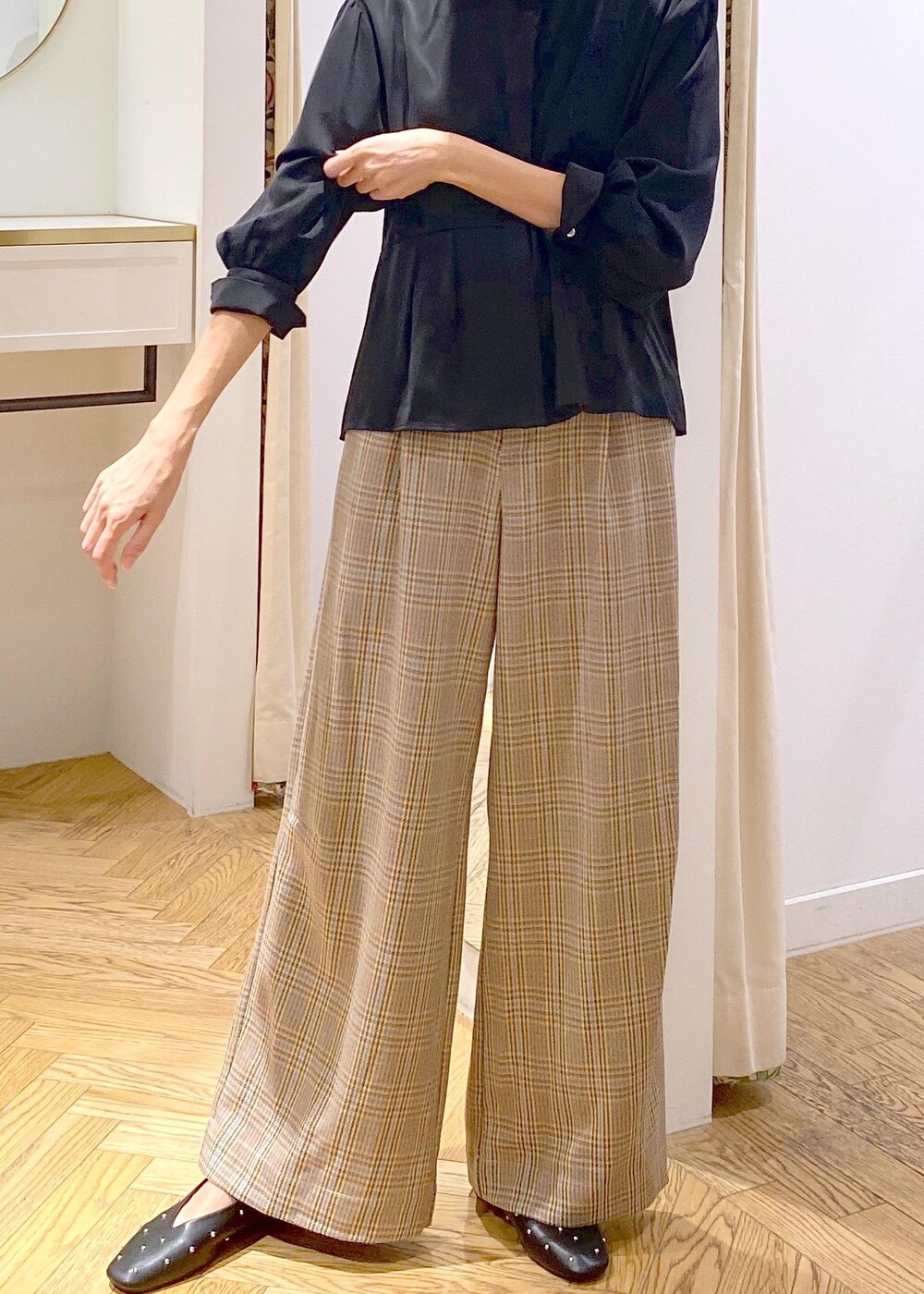 グレー系のテーラードジャケット、ブラック系のバレエシューズ、ベージュ系のトートバッグを着用したレディースの秋コーディネートの6枚目の写真