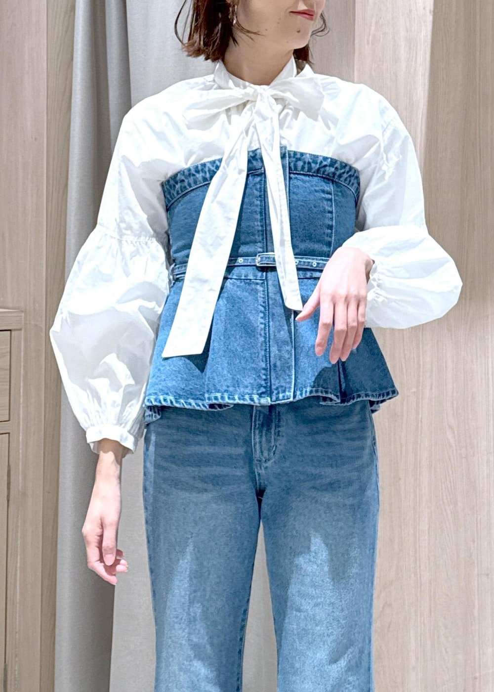 ブラック系のショルダーバッグ、ブルー系のキャミソール、ブルー系のテーラードジャケットを着用したレディースの冬コーディネートの8枚目の写真